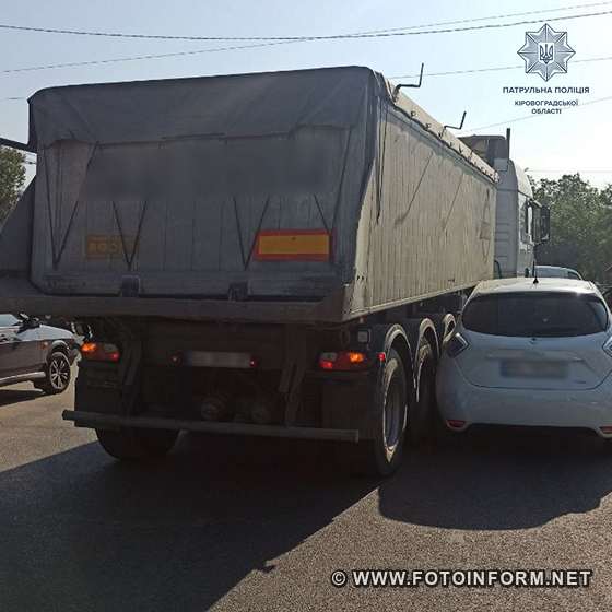 У Кропивницькому зіткнулися вантажівка та легковик (ФОТО)
